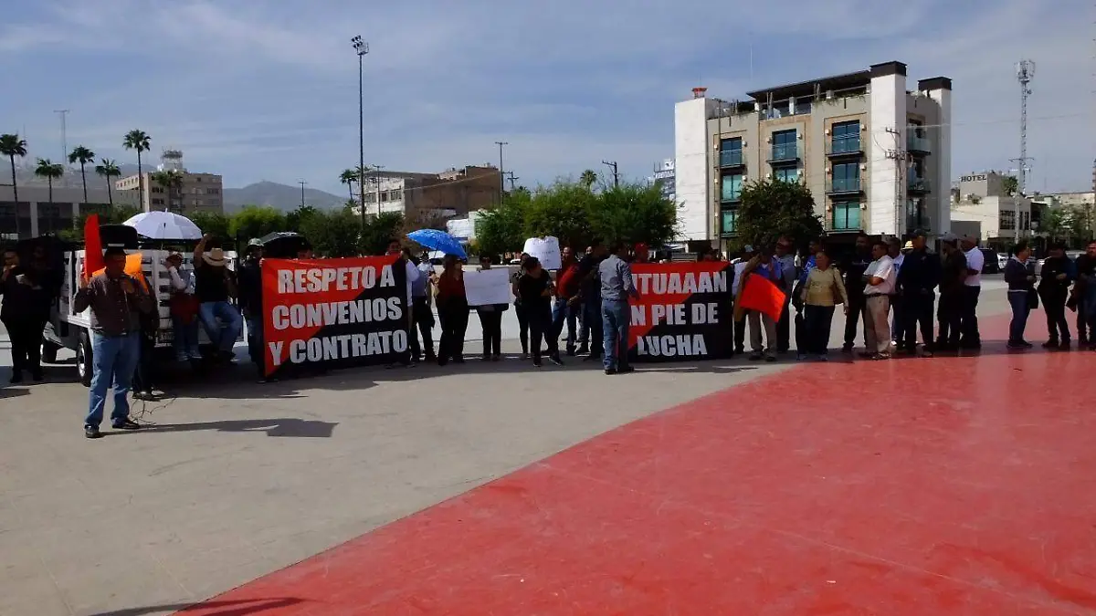 34 Se manifiestan trabajadores de la Narro en la Plaza Mayor1